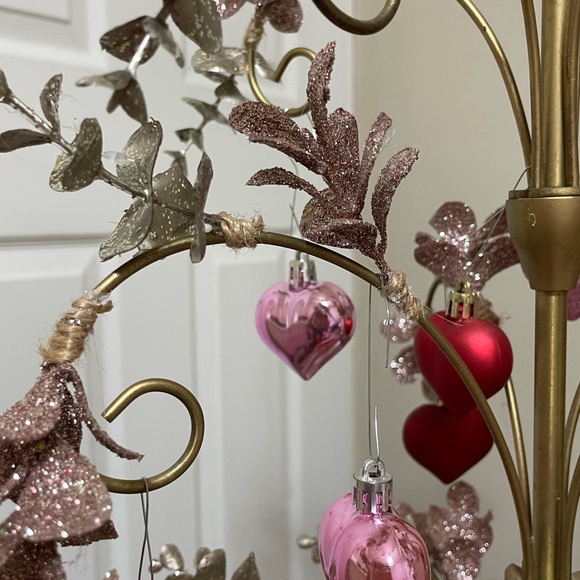 Elegant Holiday Tree with Red and Pink Ornaments - Picture 4 of 5